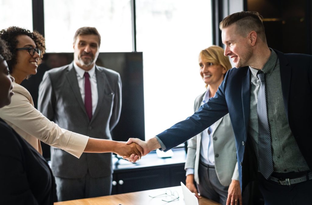 poignée de main employés