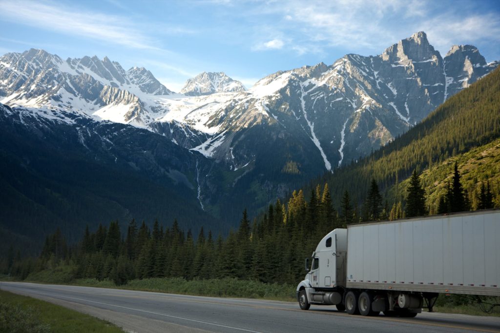 camion de livraison montagnes forêt ciel bleu