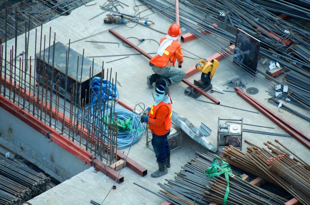 employés chantier ferrailles béton